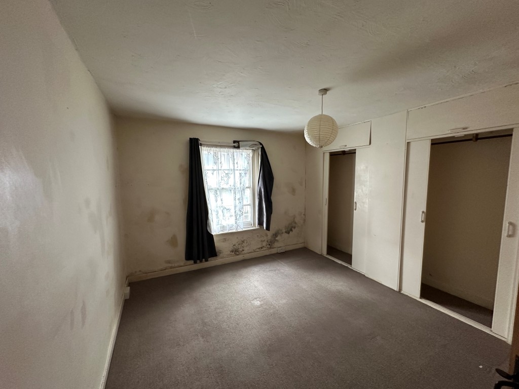 Lot: 170 - TWO-BEDROOM TERRACE HOUSE FOR REFURBISHMENT - Bedroom 1